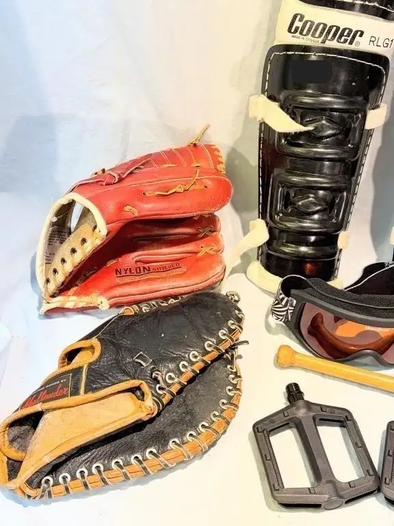 SPORTS LOT KIDS- 2 BASEBALL GLOVES / pr HOCKEY SHIN PADS BAT CUP in Other in Mississauga / Peel Region - Image 3