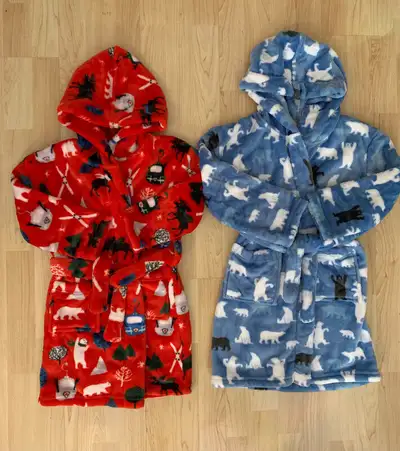 NEUF avec étiquette 2 magnifique peignoirs ULTRA doux de marque HATLEY 1x : robe de chambre rouge/ t...