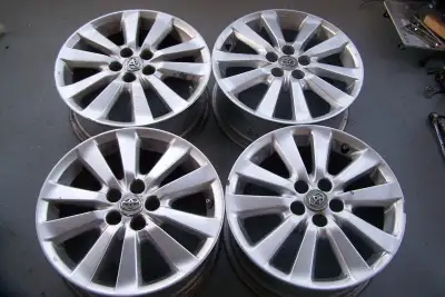 4 jantes Toyota corolla matrix 5x100 16x6 1/2j Toyota , en bon état. a vendre les mags on un peu d'e...