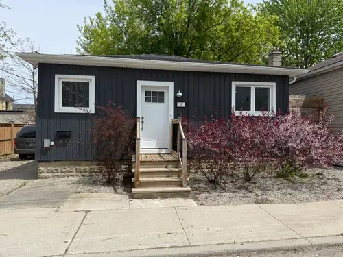 Welcome to this beautifully renovated 2-bedroom house for rent on the edge of downtown! This charmin...