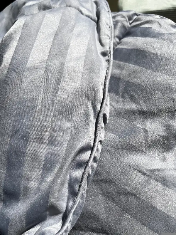 Comforter Cozy Queen size (like new) in Bedding in City of Toronto - Image 4