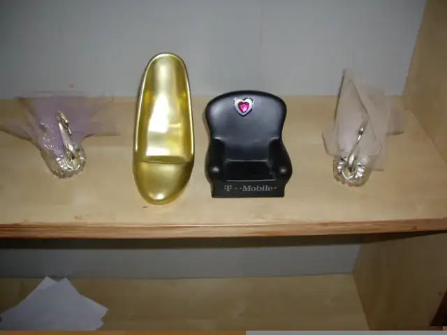 BEAUTIFUL, ELEGANT, DECOR BRASS, CRYSTAL ,VASES in Indoor Lighting & Fans in Mississauga / Peel Region - Image 6