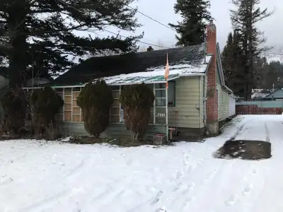 House in Falkland BC for Rent . 3 bedrooms , full basement , large yard and porch . Gas heat , washe...