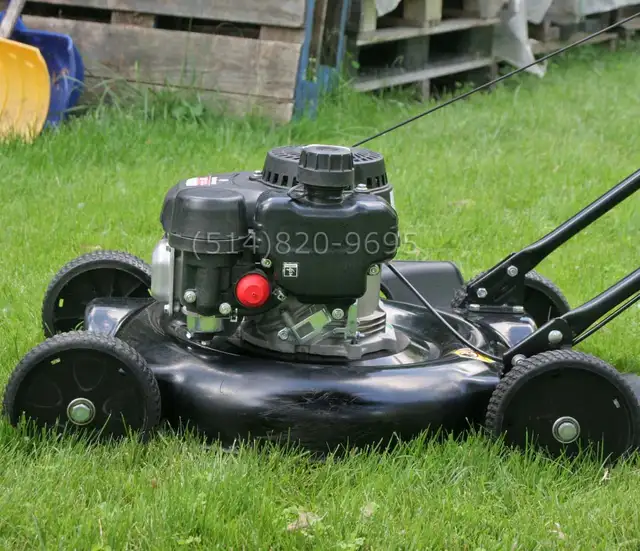 Tondeuse à gazon essence gaz Yard Machines 132cc OHV lawn mower in Lawnmowers & Leaf Blowers in City of Montréal - Image 5