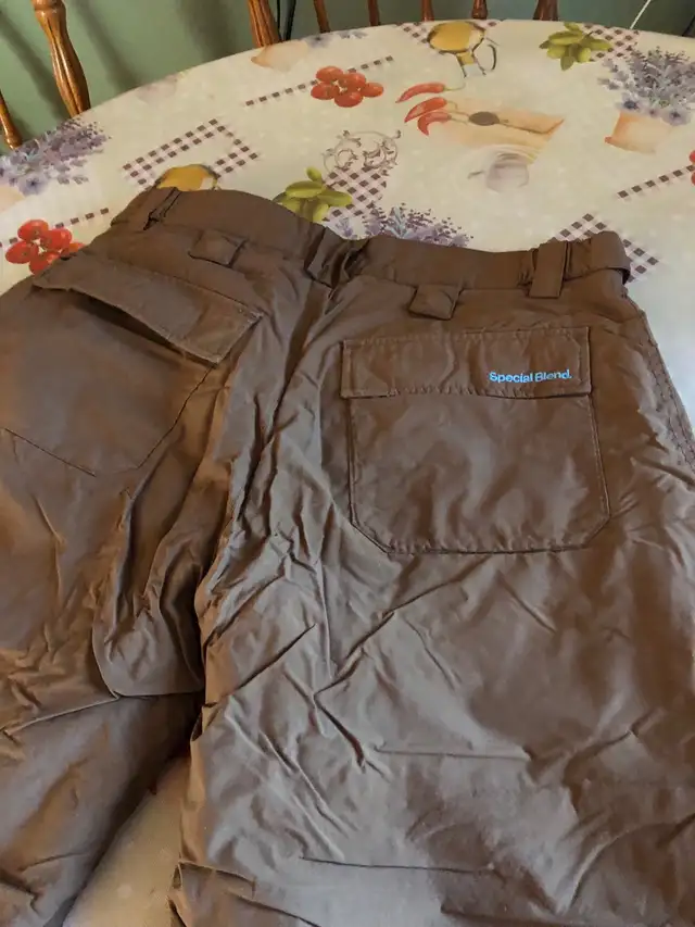 pantalon de neige imperméable, ajustable pour femme gr: Small  in Women's - Tops & Outerwear in Longueuil / South Shore - Image 6