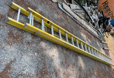 Featherlite heavy duty 40’ fibreglass extension ladder. CSA Grade 1, ANSI Type 1A, 300 lb capacity....