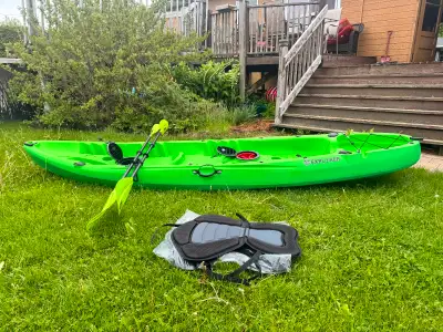 Kayak double presque neuf avec 2 pagaies et 2 sièges inclus