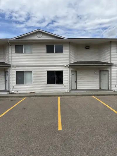 Freshly Painted 2 Bed 1.5 Bath Townhouse Spruce Grove – Pets