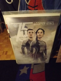HUNGER GAMES MOVIE POSTERS&Books/JENNIFER LAWRENCE,SUZAN COLLINS