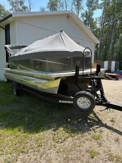 2018 Tahoe Pontoon boat 90 hp Yamaha motor, travel cover, canopy, upgraded hitch, rear facing seat....