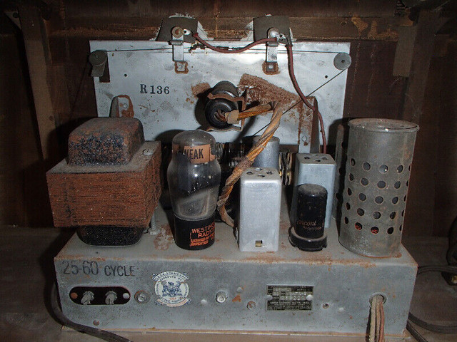 Vintage Floor Model Radio in Arts & Collectibles in Oshawa / Durham Region - Image 3