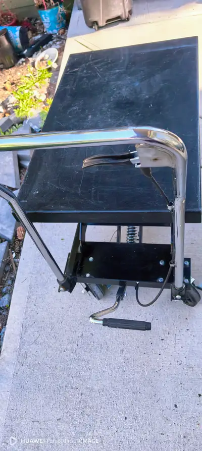 Hardly used in good condition mobile scissor lift 500lb table asking $220.00 or obo. Call or text me...