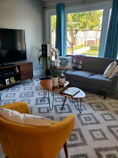 bright clean private room near finch n vic pk
