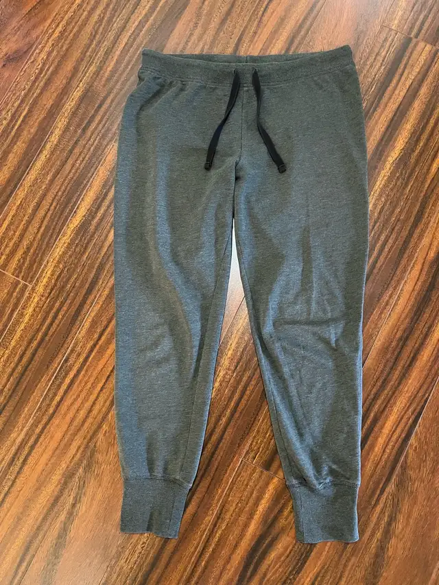 H&M women’s medium lightweight joggers, grey in Women's - Bottoms in Oshawa / Durham Region - Image 2