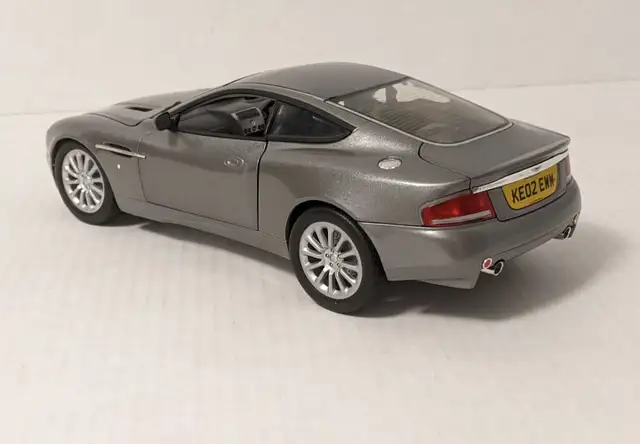 BEANSTALK 1/18 ASTON MARTIN V12 VANQUISH 007 // autoart kyosho in Arts & Collectibles in Oakville / Halton Region - Image 4