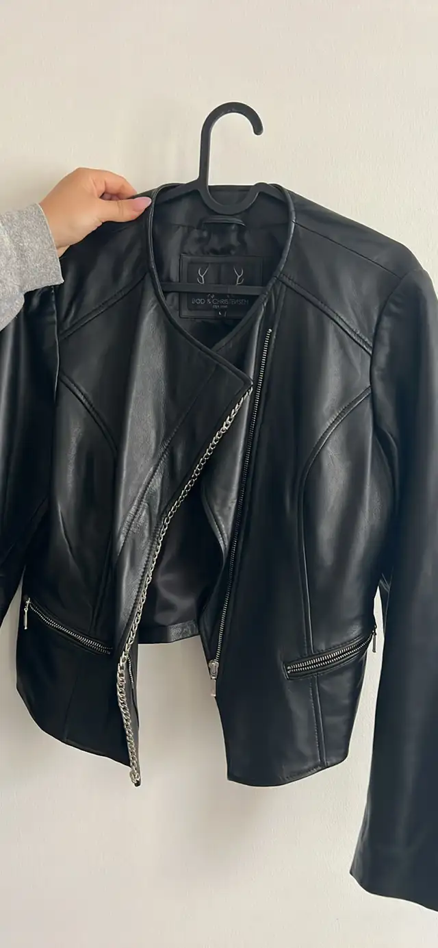 veste cuir / leather  veritable  in Women's - Tops & Outerwear in City of Montréal - Image 7