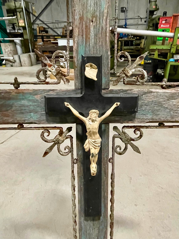 Stunning Vintage Large Metal & Wood Wall Crucifix (Circa 1950) in Other in Mississauga / Peel Region - Image 3