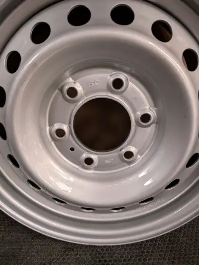rims gris pour pneus 16 pouces - 6 bolts - 70 $ chaque ou 4 pour 250 $
