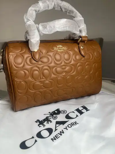 Gorgeous Coach brown bag in excellent condition: Modern embossed logo design Sturdy handles + should...