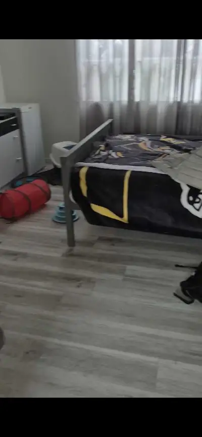 Tres grande Chambre a st emile tout inclus. Câble, internet, électricité, meuble, lit, tv.