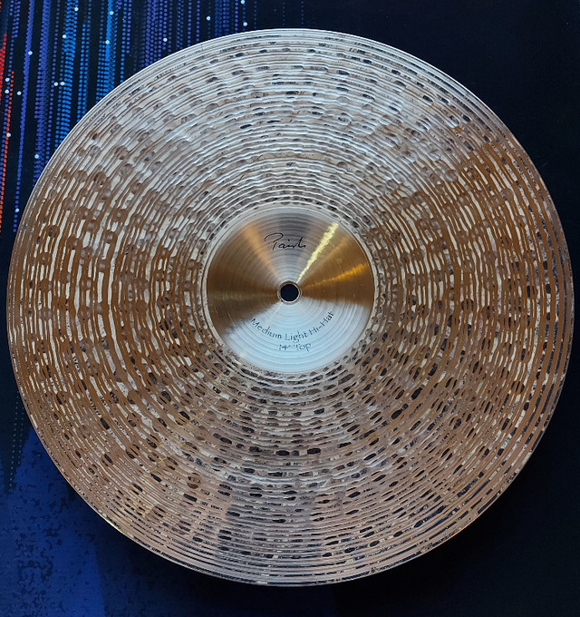 14" Paiste Signature Traditionals Medium Light Hi-Hats (MINT) in Drums & Percussion in City of Toronto - Image 2