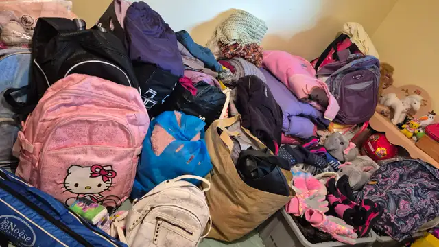 Vetement filles, souliers , habit neige, jouets in Kids & Youth in City of Montréal - Image 10