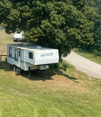 Looking for a tiny home on wheels? Or guest suite on your property? This 28Ft fifth wheel with massi...