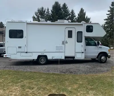 Just pulled out of storage, absolutely gorgeous rig. Wanting to get a smaller trailer now because I’...