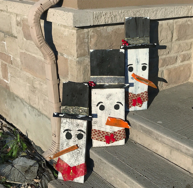 Snowman Barn Board Decorations - Christmas Holiday Decor Gif | Holiday