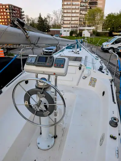 MacGregor 26S full equippé et modifié avec barre de gouvernail, autopilot, enrouleur, système de son...