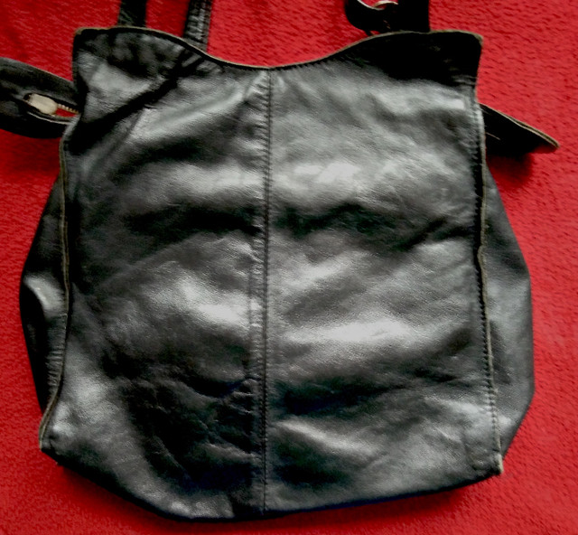 Sac noir en cuir; 2 soufflets; 2 anses; pochette externe dans Autre  à Longueuil/Rive Sud - Image 2