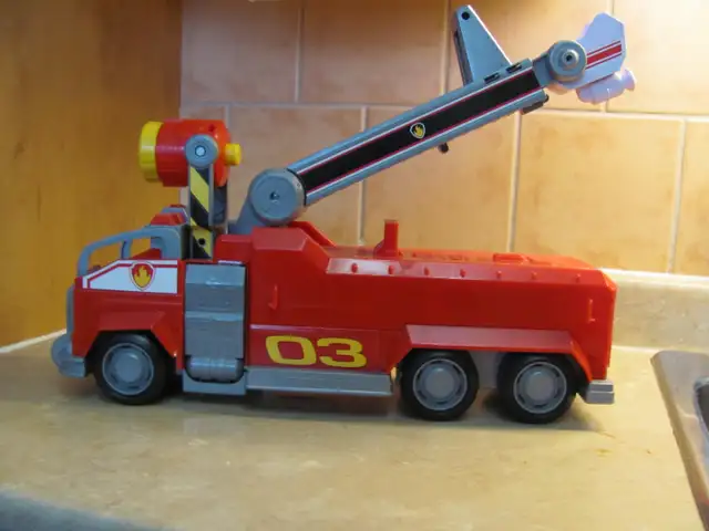 New Price *** Camion de pompier - Fire Truck *** Nouveau prix in Toys & Games in Gatineau - Image 3