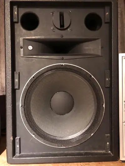 2 caisses,  sono, moniteurs, vide, veneer russe  de type JBL SRX, View more