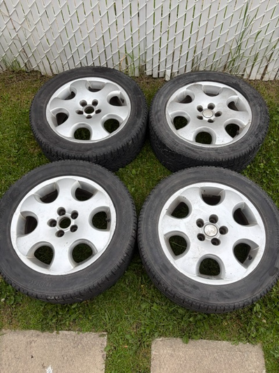 Pneus hiver Toyo Observe Garit sur mags Volkswagen Trois à 6/32 et l’autre à 5/32 Entraxe (écart ent...