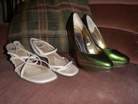 souliers verts luisant, sandales beiges et autre