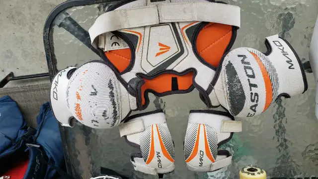 hockey equipment in Hockey in City of Toronto - Image 4