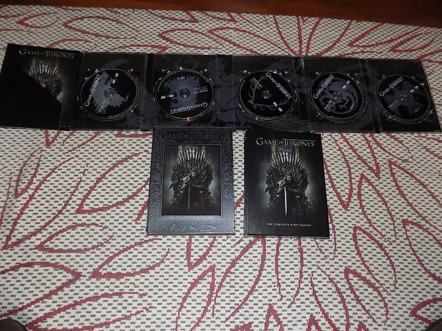 GAME OF THRONES THE COMPLETE FIRST SEASON WITH SLIPCOVER 5 DISCS in CDs, DVDs & Blu-ray in Hamilton - Image 2