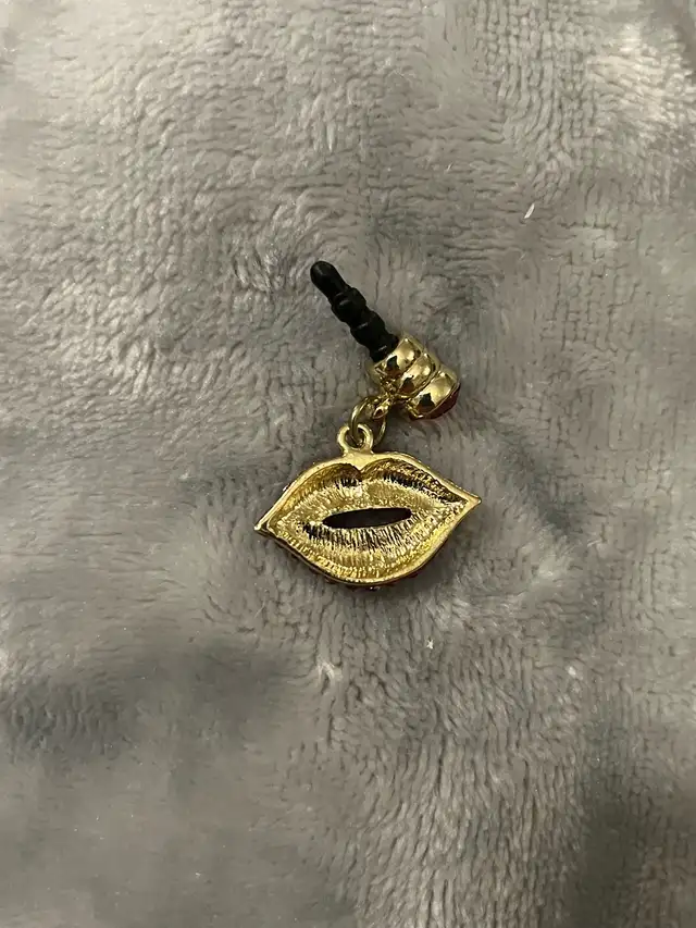 Rhinestone Lip Phone Plug in Cell Phone Accessories in Kingston - Image 3