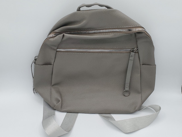 Backpack gray 9"1/2 x 10"1/2 brand new / sac a dos gris neuf dans Femmes - Sacs et portefeuilles  à Ouest de l’Île