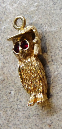 10K gold GRADUATION OWL charm Red Eyes STUDIOUS solid gold 1970s