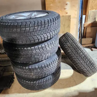 5 pneus d'hiver Bridgestone Blizzak Grandeur P235 / 75 R17 108R (Note: La grandeur est équivalente e...
