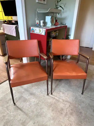 Vintage MCM 1960 Ensemble de 2 Chaises Orange Brûlé en Vinyle, View more