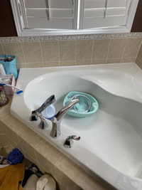 Corner bath tub in excellent condition 