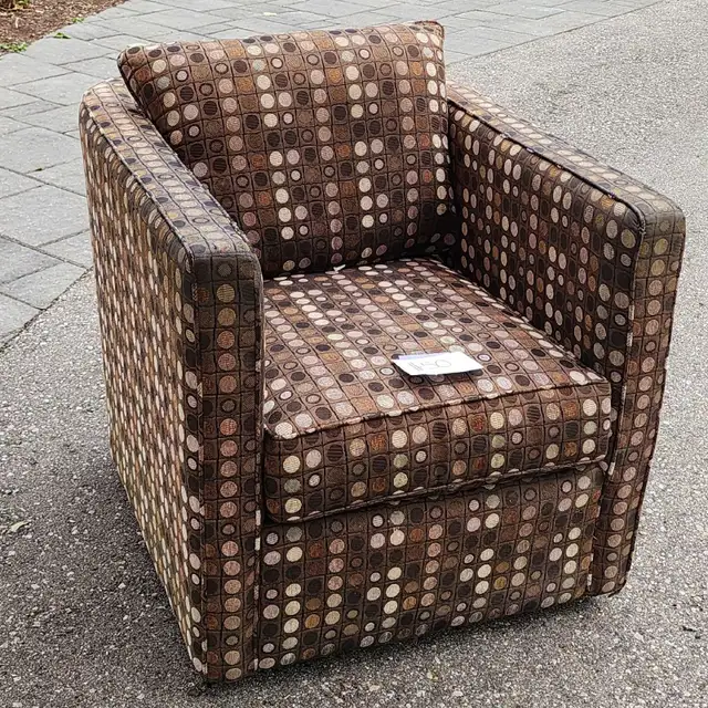 FREE Swivel tub chair in Chairs & Recliners in Kitchener / Waterloo - Image 2