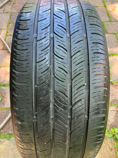 Trois pneus Continental ContiProContact. Diamètre de 18 pouces: 225/40 R18 92H. Usure 7/32 en excell...
