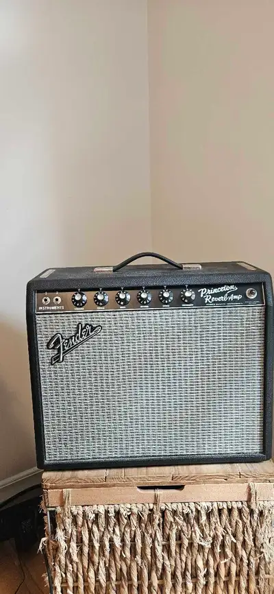 Allo! Je vends ce fender princeton reverb en très bon état. Fonctionne parfaitement, superbe son cle...