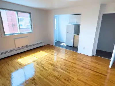 Disponible le 1er août ou avant Studio situé au coin des rues Ontario et Atateken tout près du march...