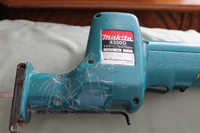 MAKITA 2 X 9.6 VOLT BATTERIES AND RECIPROCATING SAW AND CHARGER in Power Tools in Hamilton