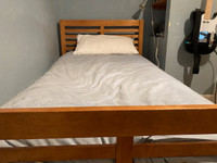 Base de lit simple en chêne et matelas