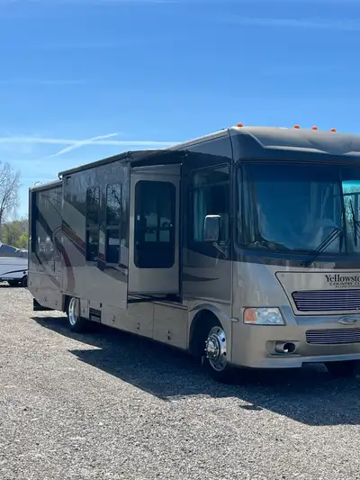 Turnkey ready to go Excellent Condition. ﻿38 feet Class A triton V10 gas engine motor home. (Fantast...